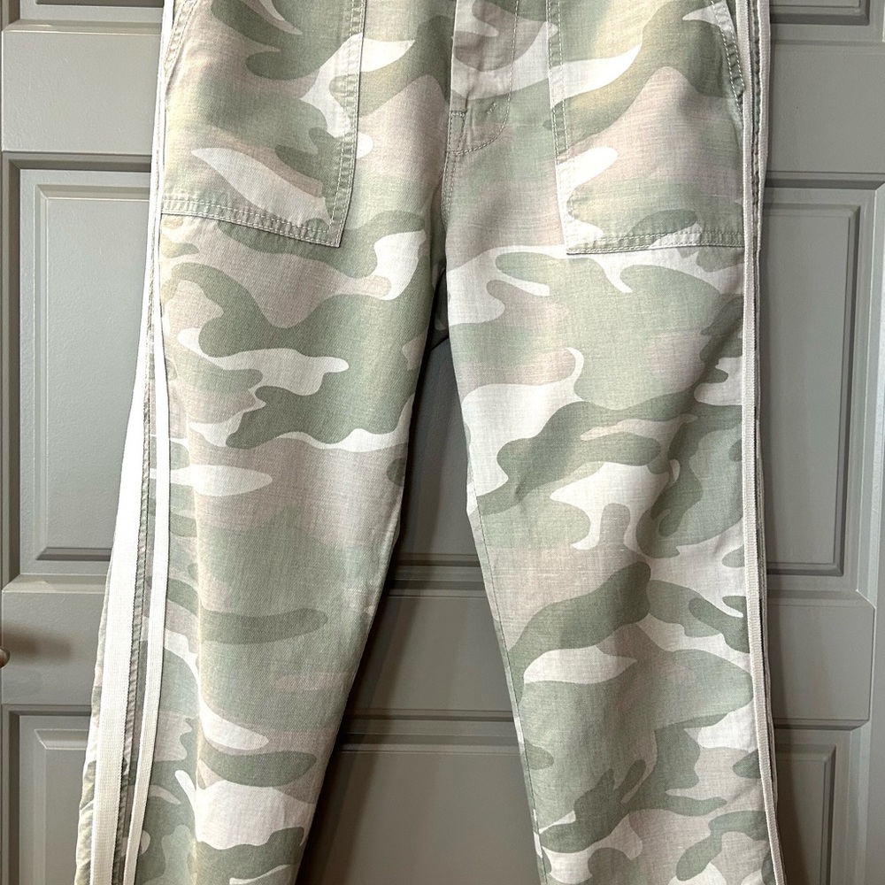 MOTHER The Shaker Chop Crop Fray in Desert Print
